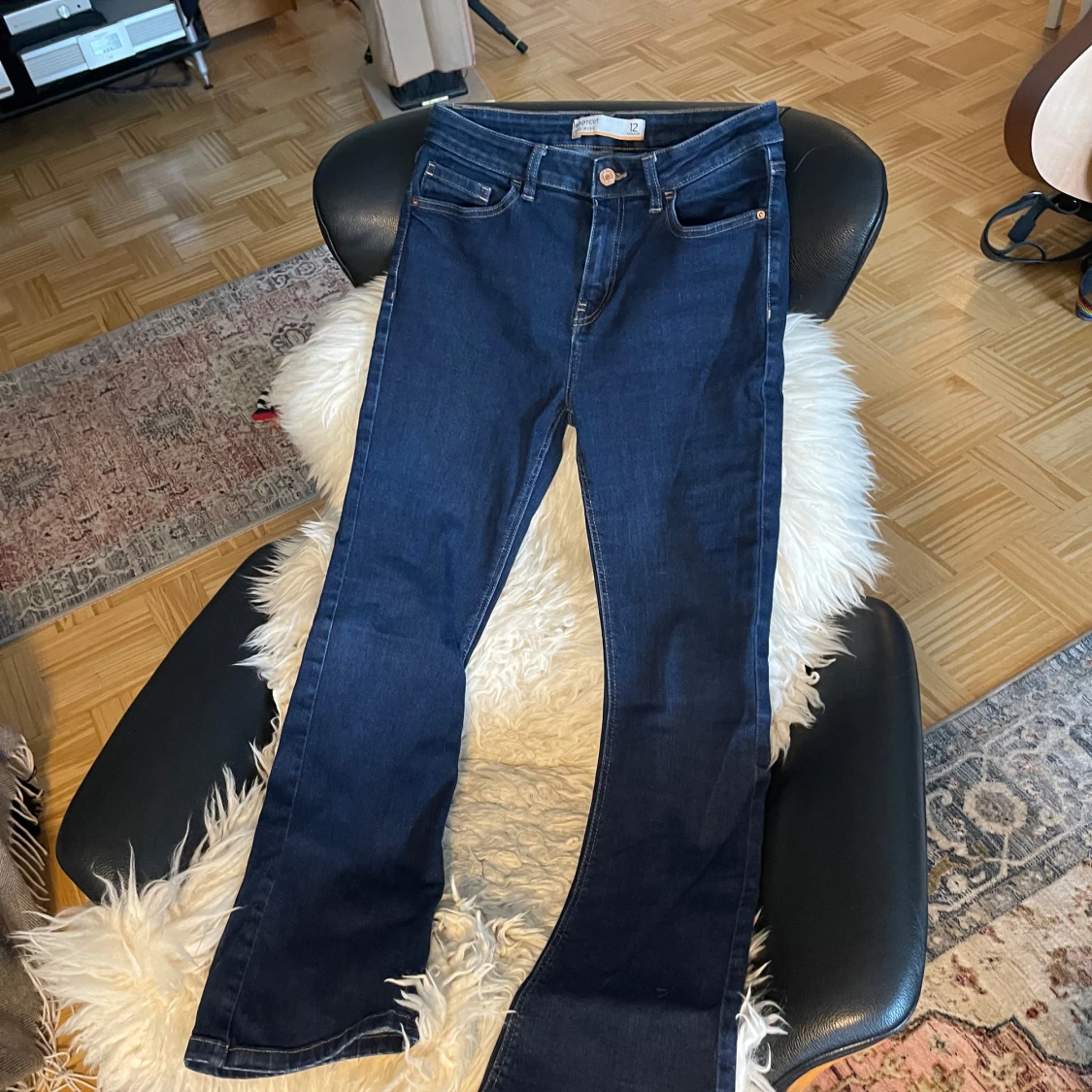 Mörkblåa bootcut jeans unisex