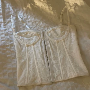 Korsett topp - Supersnygg topp, köpt på Vinted men passade inte riktigt mig, har ingen lapp innuti så jag vet inte vart den är ifrån. Kvar tills markerad som såld ❤️