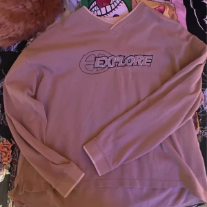 Explore tröja  - Sällan använd och bra kvalitet. Tyget är lite tjockare, den passar mer M än XL så den är liten i storleken