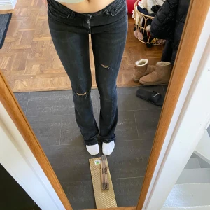 Lågmidjade jeans💕 - Säljer dessa supersnygga zara jeans med hål i. Knappt använda och i mycket bra skick! Meddela gärna om du har några frågor💕