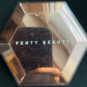 Fenty Diamond bomb All-over diamond highlighter  - finns i How Many Carats och Rose Rave, detta är Rose Rave som är exakt samma formula men med en hint rosa i sig. Swatchad några gånger vilket syns i mitten, se bild 2. Jag rensar mitt smink just nu så kolla gärna in mina andra annonser. ☺️