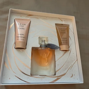 Lancome parfym - Helt ny! Äkta Lancome parfym 50 ml med body lotion 50 ml och shower gel 50 ml. Kom med pris förslag!
