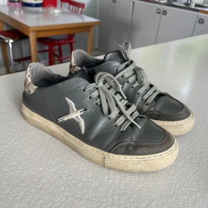 axel arigato - super fina axel arigato skor i väldigt bra skick, tvättar man dom ser de nästan ut som nyskick