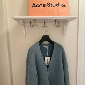 Helt ny acne studios cardigan i snygg ljusblå färg, storlek M, med tags o påse, nypris 5000