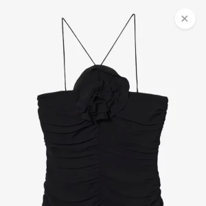 Miniklänning  - Svart slutsåld miniklänning från mango med rosettdetalj i bra skick, nypris 600kr.  