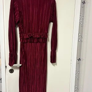 Ny klänning med prislapp - Oanvänd klänning med prislappen från boohoo 