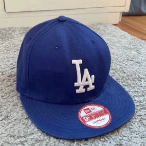 New era LA keps - Säljer denna feta new era LA keps, skick 8,5/10 inga hål eller defekter😃bara skriva för fler bilder eller funderingar