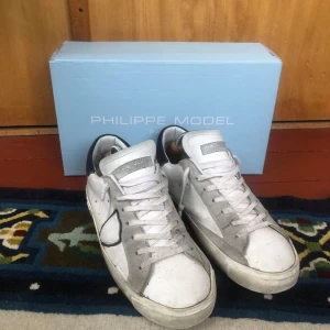 Philippe model  - Philippe model  Storlek 40/41 Pris 1950kr Bra skick Hör av er om ni har några frågor 