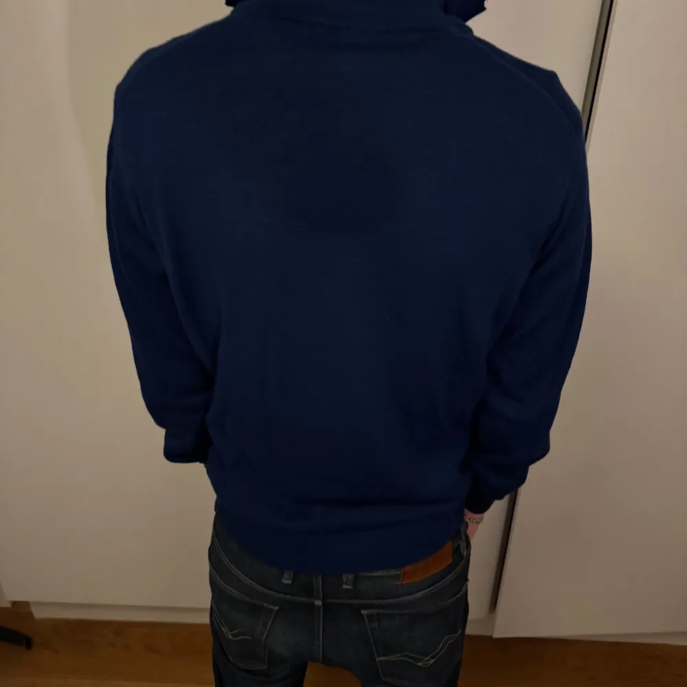 Tja, säljer nu min riktiga snygga Oscar jacobson halv zip, den är i jätte bra skick 9/10. Skriv vid funderingar. Priset kan diskuteras . Hoodies.