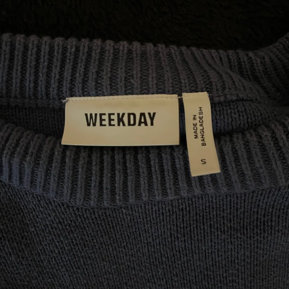 Weekday sweatshirt med modell S men är väldigt stor i storleken, är 190   Och den är bara snäppet liten för mig, tröjan är köpt för 800kr men har använts ungefär 10 gånger och säljer den nu för 500kr. Tröjor & Koftor.