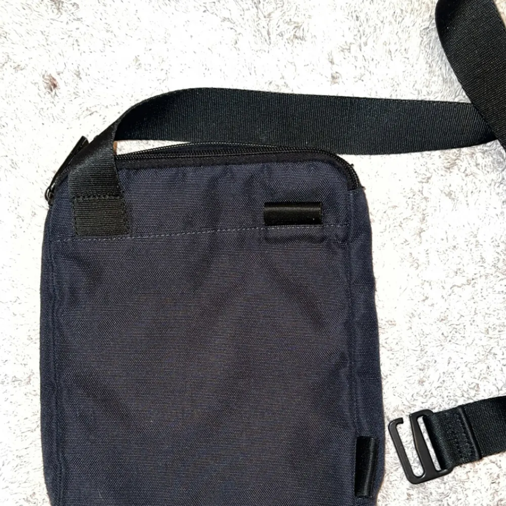 Calvin Klein Unisex Crossbody bag Clash Flat 25x20 cm Color NAVY Used, PeRfect condition Adjustable, top zipper and adjustable shoulder strap.two different ways to attach the strap to the bag.. Väskor.