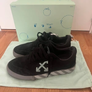 Off white sneakers  - Säljs i använt skick. Skosnörena är slitna. Samt hälen i skon har släppt( inget som syns eller något man tänker på om man har skon på foten). Utvändigt ändå ganska bra skick.   Kvitto finns.