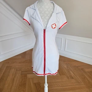 Halloween dräkt  - Sjuksköterska dräkt❤️❤️ köpt på Vinted men bara testad av mig, säljer pga av att den var för liten, bra skick 