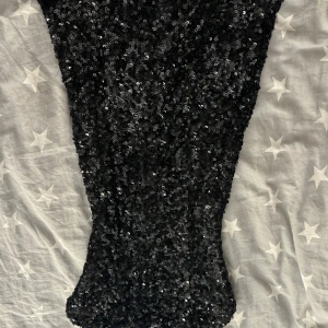 Nelly klänning - Använd en gång, super bra skick och sitter snyggt på