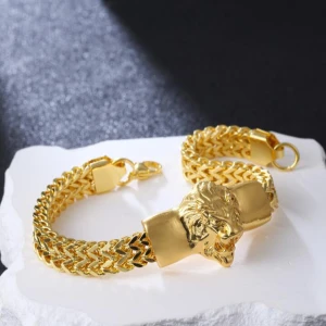 Guldarmband med lejonhuvud - Snyggt guldarmband med ett coolt lejonhuvud i mitten. Armbandet har en flätad kedja och är 21,5 cm långt. Perfekt för att ge en extra touch till din outfit, oavsett om det är till vardags eller fest! Har lagt upp denna som par armband,pm vid frågor 🌸