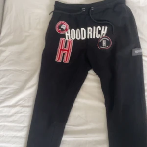 Hoodrich byxor - Svarta Hoodrich byxor i ny skick