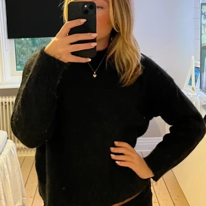 Svart tröja från bikbok  - Superfin tröja från bikbok som inte säljs längre, tröjan är i superbra skick och är använd fåtal gånger🌸liten i storleken 