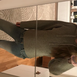 Stickad hoodie - Säljer en jätte snygg skickas hoodie ifrån zara!!💖💖 Strlk S och jag är 173🤗🤗 Använd runt 1-4 ggr