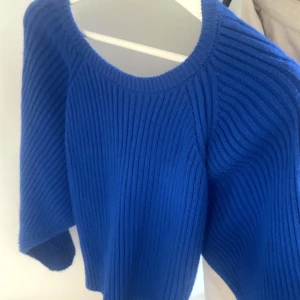 Fin öppenrygg tröja  - Den är mörkblå med öppenrygg, jättefin 