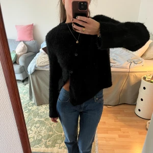 Nakd stickad tröja - Svarta stickad från nakd med knappar. Fluffig och lite lite glitter i den. Supersnygg för vardags och fest. 