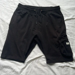 Weekend Offender - Mjukisshorts - S - Svart - Bra skick på allt förutom kardborrbanden i fickan med påsydd patch.
