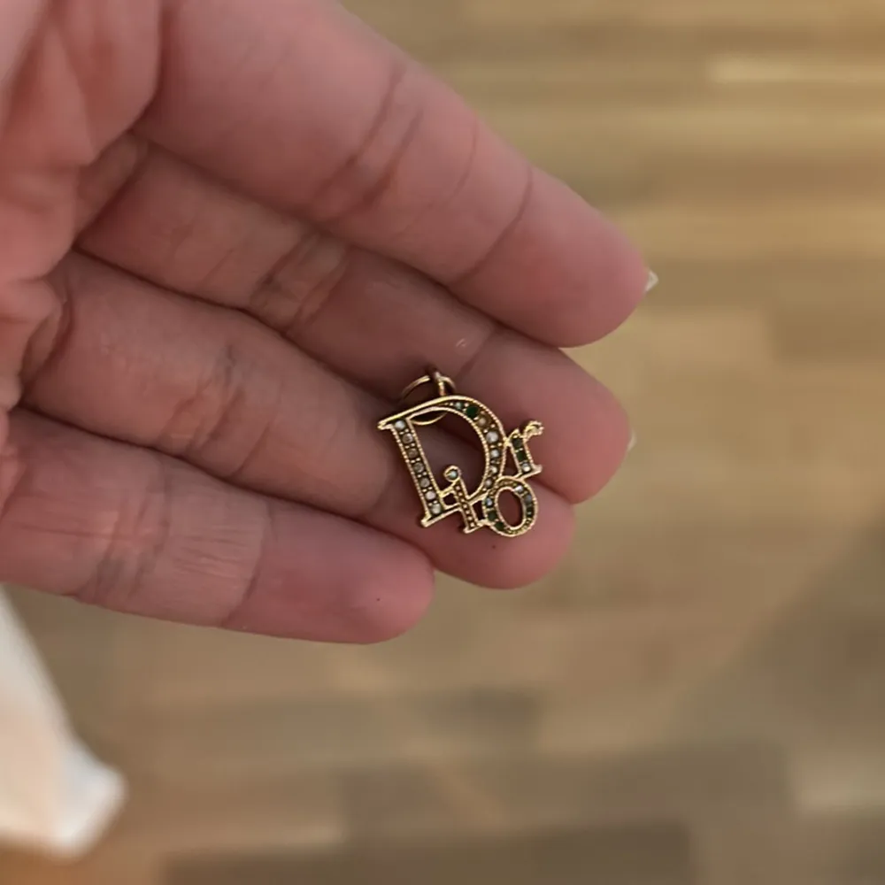 Tyvärr har stenar lossnat men går att sätta dit nya så klart.  Guld planterad, äkthetsbevis finns.  kvitto från auktionen finns också .  . Accessoarer.