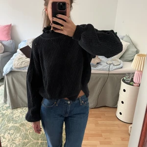 Hunkydory stickad tröja  - Mörkblå stickad från Hunkydory. Lite använd men ändå fint skick. Säljer en likadan i beige också. 