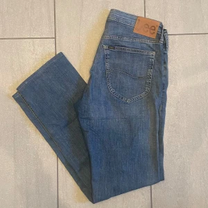 Lee Jeans - Tja! Säljer nu ett par riktigt sköna jeans från Lee. De sitter som regular fit | Strlk: 31/34   Skick: 8/10 | Hör av er vid minsta lilla fundering!!