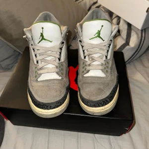 Jordan 3 retro  - Hej säljer lillebrorsans Jordan 3 retros. Skorna är använda som syns på bilderna men är fortfarande i bra skick, och ganska sällsynta. Skorna är storlek 43.