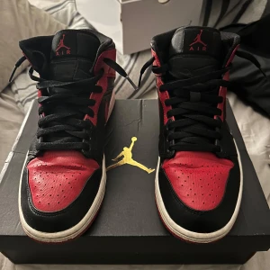 Jordan 1 banned red nyskick - Hej säljer lillebrorsans Jordans 1 banned red i storlek 43. Skorna har ärligt använts max 10 gånger och alltid används med crees skydd som också ingår vid köp. Pris kan diskuteras vid snabb affär.