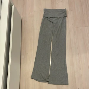 Yoga pants - Byxor köpta från Gina Young, står tyvärr ingen storlek men jag skulle gissa på 152/158, jag brukar ha det u byxor och dom passar mig perfekt
