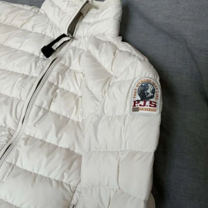 Parajumper jacka - Säljer denna fina parajumper jacka som är perfekt till hösten och våren. Den e använd fåtal gånger och är i storlek y-m (youth medium), den e lite mindre i storleken. Den har tyvärr två små sminkfläckar på vardera sida av armarna som inte går bort.