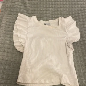 Tröja  - Från Zara, köpt för ett tag sen så den är ganska använd, men det är inget som syns i skicket!