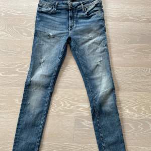 Säljer nu dessa fräscha Jack & Jones jeans | jeansen är i jätte fint skick 9/10 | storlek W31 L32 | hör av er vid minsta lilla fundering!