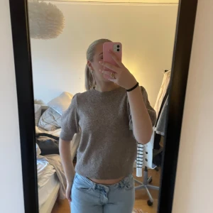 Stickad T-shirt  - Jättefin stickad T-shirt från vero Moda, använd en gång, nyskick!