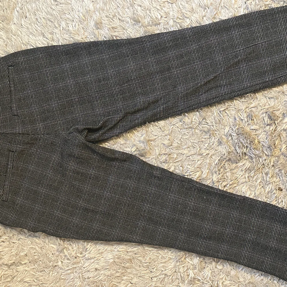 Dambyxor/chinos från H&M i fint skick då det är väldigt sparsamt använda. . Jeans & Byxor.