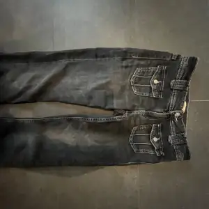 Gråa Gina jeans i storlek 164, lågmidjade och bootcut, använd ca 2ggr