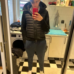 Moncler cardigan  - Säljer nu min as feta moncler cardigan. Skick 9/10 inga defekter endas bytte lite solbränd men inget man ser tydligt. Mitt pris 2899. Inget og medföljs. Kan även ta byten mot ysl skor.  Hör av er vid funderingar 🤙🏻