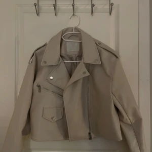 Beige skinnjacka  - Fin skinnjacka i mycket bra skick Andvönd 1 gång storlek L 