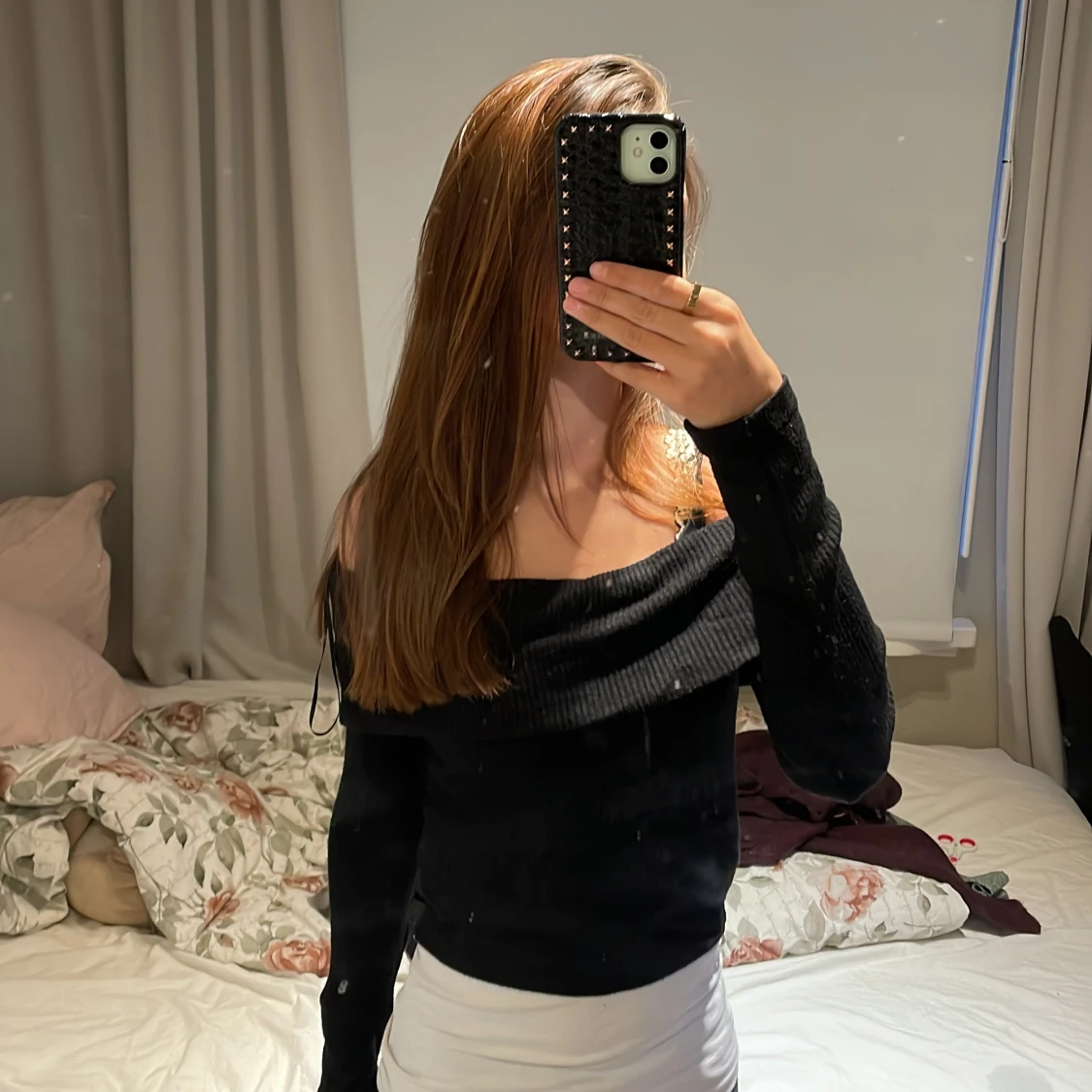 Svart ribbad offshoulder-tröja - 90