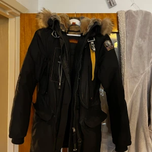 Parajumper - Säljer min vinterjacka då den inte passar längre, fin i övrigt och väll skött