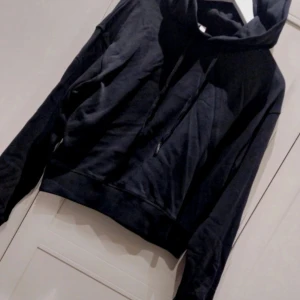 Svart hoodie Björn Borg - Säljer en stilren svart hoodie märket Björn Borg! som är perfekt för både vardag och chill. Den har en klassisk design med en stor huva och . Materialet känns mjukt och skönt mot huden. Passar perfekt  för en avslappnad look. 