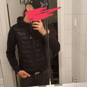 EA7 - Här har vi en svart EA7 väst som är storlek S och ända negativa är att loggan är lite suddig men inget man lägger märke till kan inte frakta men kan mötas upp pris kommer man överens om privat(byte kan ske)