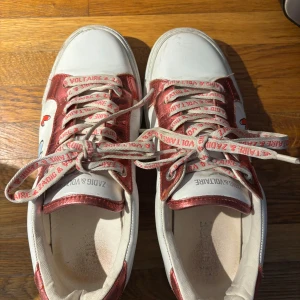 Zadig skor - Kommer tyvärr inte till användning längre. Skriv för fler bilder, de tvättas såklart innan jag postar dem. Dem kommer i orginal dustbag. Nypris 3800kr Priset kan diskuteras