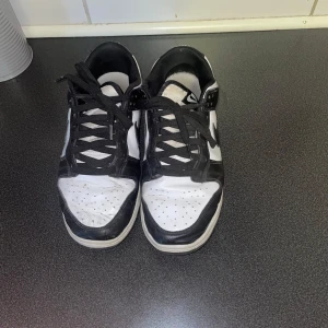 Nike dunk low retro - Hej säljer nu mina Nike dunk retro low då dem är försmå för mig dem är ganska använda men har mycket kvar att ge hör av er vid frågor