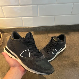 Philipe model skor - Feta skor från philipe model i storlek 40. Perfekta nu till hösten/vintern. Endast skor medföljer! Skorna är i väldigt bra skick.