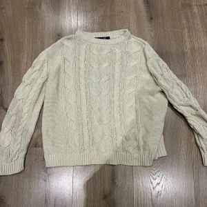 Stickad tröja - Säljer en stickad tröja från lager 157. Strl S Knappt använd så skicket är mycket bra.