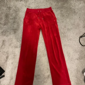 Juciy Couture - Hej! Jag säljer nu mina juciy byxor eftersom dom inte kommer till användning längre tyvärr, dom är i fint skick!använda ett par gånger så inte så slitna! Pris kan absolut diskuteras vid snabb affär🥰