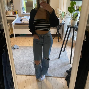 Medium tvättade jeans med knähål - Använd enstaka gånger Har sytt in midjan med resårband vilket ger midjan mer strecht, syns ytterst lite från utsidan  Hög/ medel midja OBS! Jag är 177cm som referens