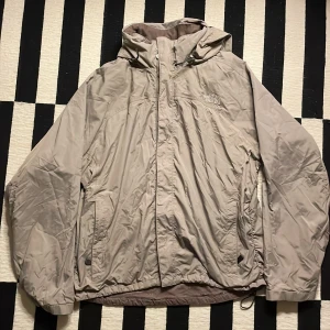 The North Face vindjacka (Vintage), beige - Säljer en väldigt eftertraktad 90-tals vintage vindjacka från The North Face i storlek L.  Det är en cool vintage jacka som har fått mycket uppmärksamhet och även komplimanger! Jackan är tyvärr sleten och på vissa ställen syns slitage. Bild finns.